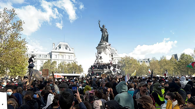  Dans la mobilisation le 17 octobre à Paris, les manifestants tentent de faire entendre une multitude de 